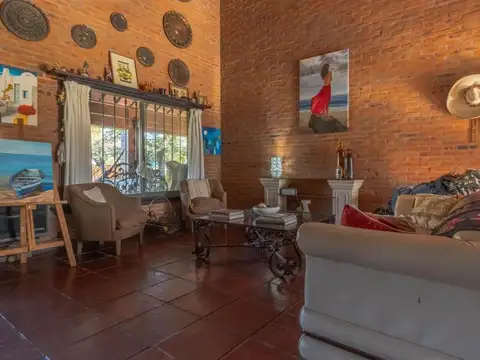 Casa en Venta con 4 cocheras