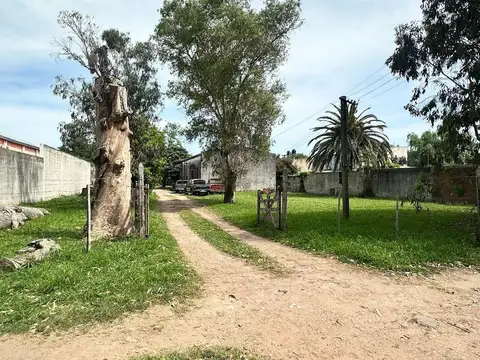 CASA EN VENTA GONNET AMPLIO LOTE Y GALPÓN