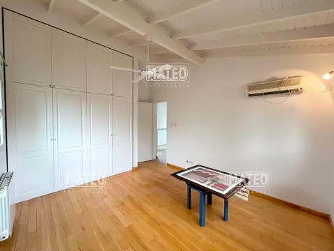 Casa en Alquiler con 2 cocheras