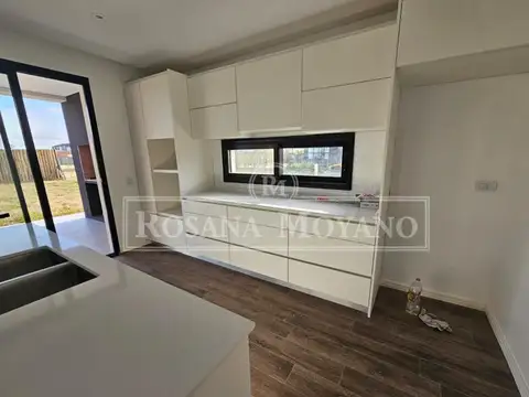 Casa 4 ambientes con 3 baños