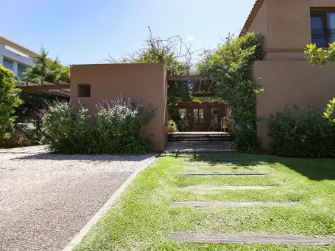 Casa 7 ambientes con 6 baños