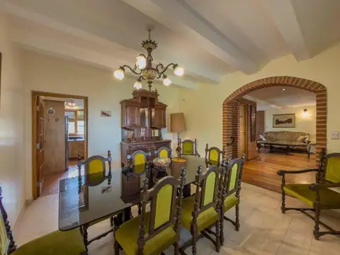 Casa en Venta con 2 cocheras