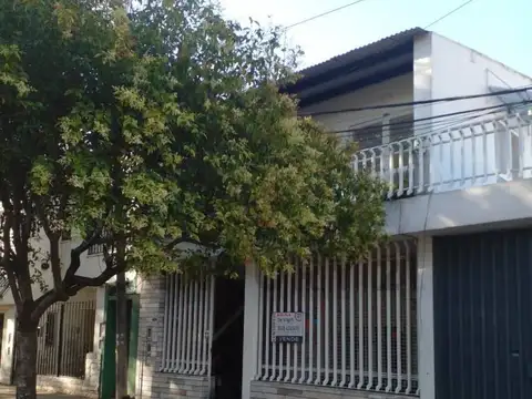 Casa en dos plantas con patio - Barrio Cura