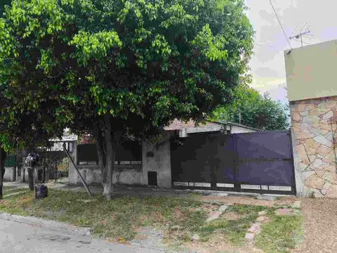 Venta Casa con Terreno en Ezpeleta Oeste (Quilmes)