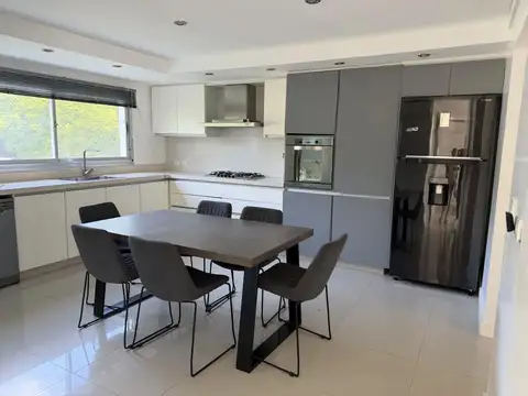 Casa en venta - 4 Dormitorios 5 Baños - 800mts2 - Berazategui