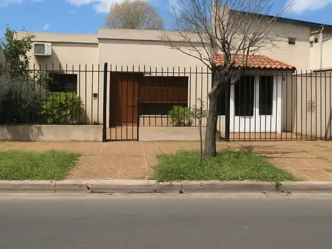 Alquiler casa 3 ambientes con cochera en Caseros.
