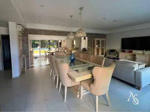 Casa en Venta con 3 cocheras