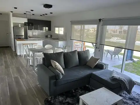 Casa de 4 ambientes amoblada en Fincas de San Vicente Sporting. Ruta 58 y Av. Juan Pablo II.