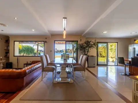 Casa en Venta con 4 cocheras