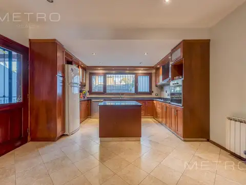 Casa 6 ambientes con 2 baños