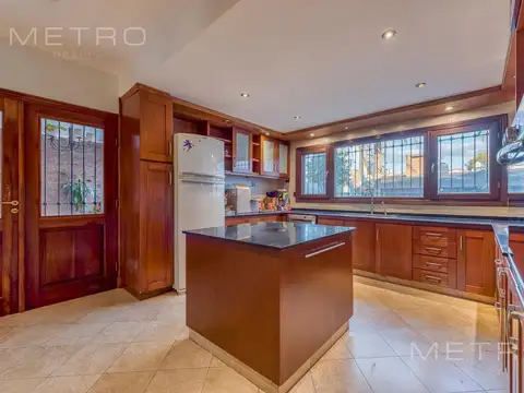 Casa en Venta con 3 cocheras