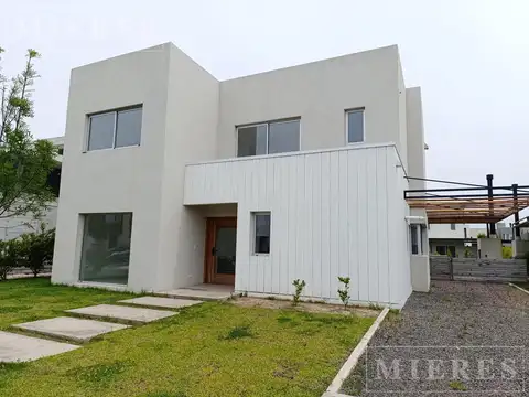 Casa en venta a estrenar en Carpinchos, Nordelta