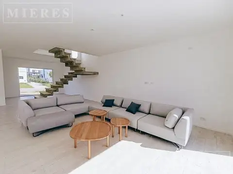 Casa en Venta con 2 cocheras