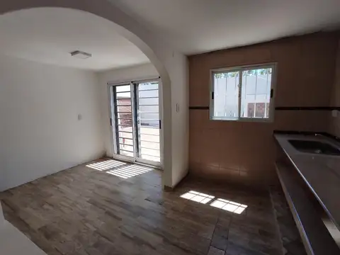 Casa 7 ambientes con 2 baños