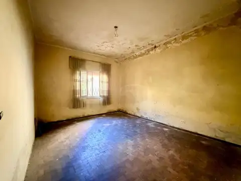 CASA DE PASILLO EN VENTA 2 DORMITORIOS A RECICLAR