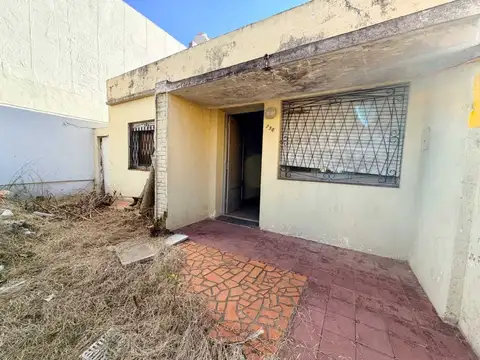 CASA DE PASILLO EN VENTA 2 DORMITORIOS A RECICLAR