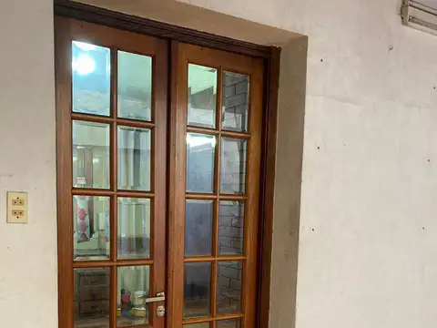 Casa 6 ambientes con 2 baños