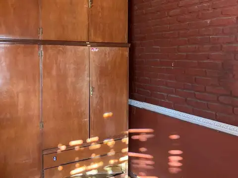 Casa en venta - 4 Dormitorios 2 Baños - Local - 152Mts2 - Quilmes