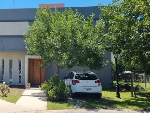 Casa en  el Barrio Robles de la Cañada