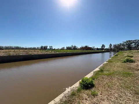 Lote al rio 720m2 en venta en el Barrio Náutico Villanueva