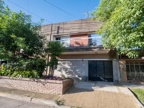 SE VENDE CASA + LOCAL COMERCIAL EN BARRIO CANDIOTI