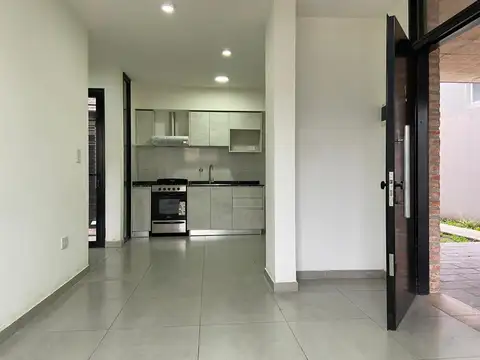 Depto Tipo Casa en Alquiler en Ituzaingó Norte, $ 700.000