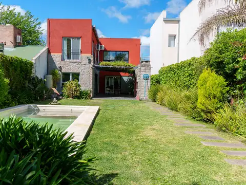 Casa de 3 dormitorios con patio y cochera en venta en Gonnet sobre Calle 16 Bis [Cod: 7450-308]