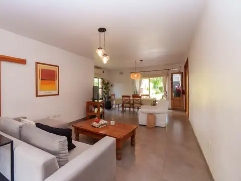 Casa 5 ambientes con 3 baños