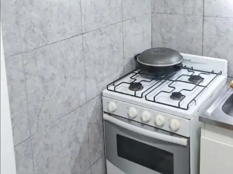 ALQUILO duplex 2 ambientes, baño completo, c/cochera, aireacond, todos los servicios