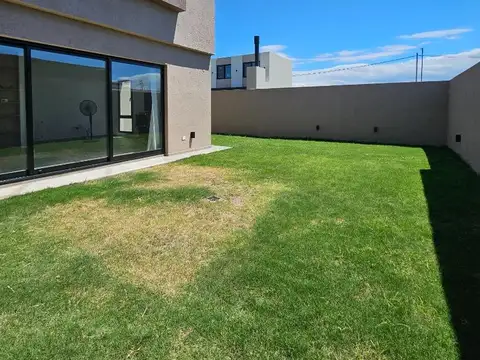 VENTA CASA 3 DORMITORIOS AMPLIO PATIO QUEBRADAS MANANTIALES