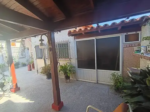 CASA EN VENTA 3 AMB CON DEPTO Y QUINCHO LAVALLOL