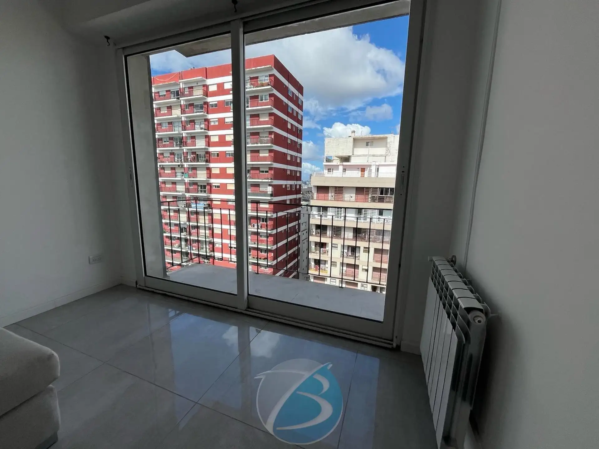 3 Ambientes a la calle con balcón saliente