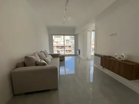 3 Ambientes a la calle con balcón saliente