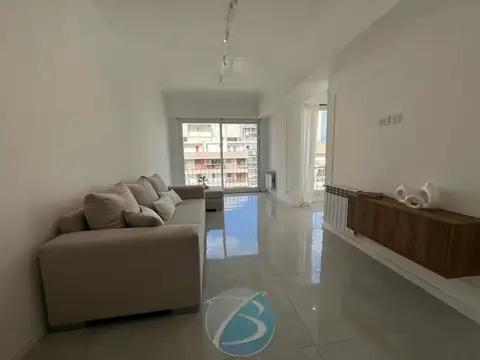 3 Ambientes a la calle con balcón saliente