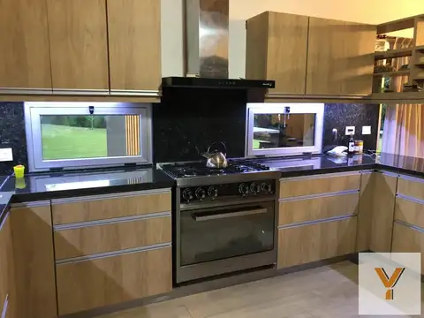 Casa en Venta con 3 cocheras