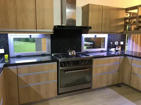 Casa en Venta con 3 cocheras