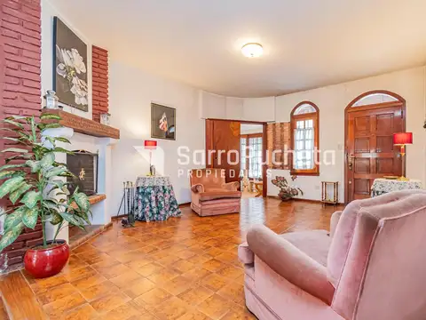 Venta Casa 4 ambientes con piscina, amplio jardín y cochera en Villa Sarmiento.