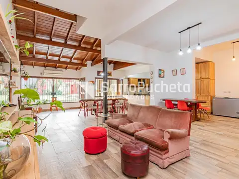 Venta Casa 4 ambientes con piscina, amplio jardín y cochera en Villa Sarmiento.