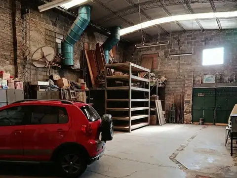 Galpon doble altura con casa de dos dormitorios