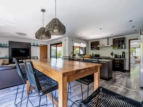 Casa en Venta con 2 cocheras