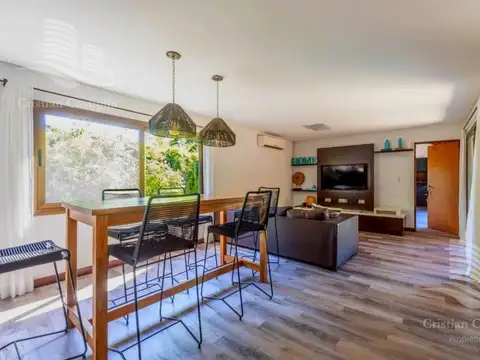 Casa 9 ambientes con 4 baños