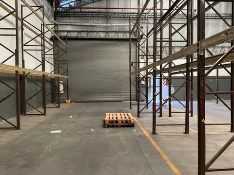 2 de Abril y Acceso Oeste - depósito en venta