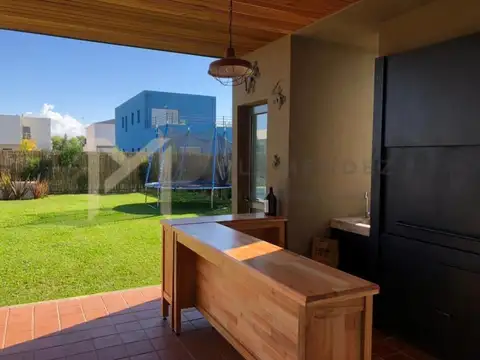 Casa 5 ambientes con 4 baños