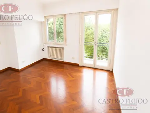Casa en Alquiler con 4 cocheras