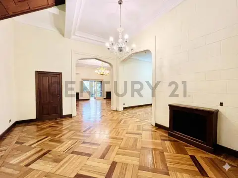 Casa 10 ambientes con 4 baños