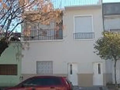Casa en venta en Floresta. Excelente sobre lote propio, remodelada. Ideal dos familias a estrenar, dos entradas independientes con comunicación interna, 6 ambientes en dos plantas, 2 Cocinas, 3 baños, lavadero, patio, terraza.