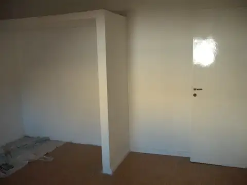 Casa en venta en Floresta. Excelente sobre lote propio, remodelada. Ideal dos familias a estrenar, dos entradas independientes con comunicación interna, 6 ambientes en dos plantas, 2 Cocinas, 3 baños, lavadero, patio, terraza.