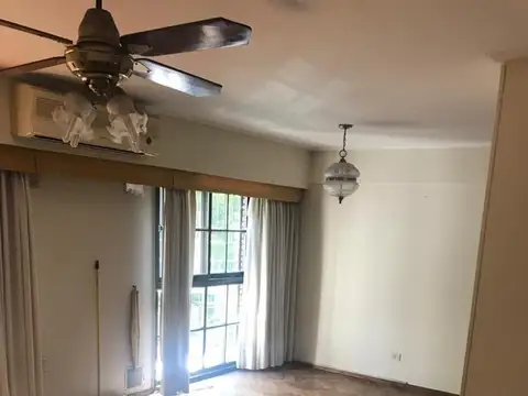 Mendoza al 500.SEMIPISO.Depart 2 dormitorios con posibilidad de cochera.2 baños. Ventilación cruzada