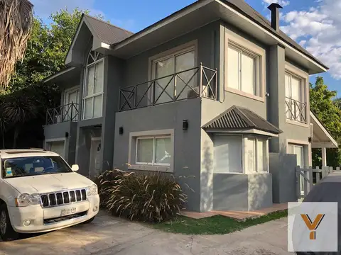 Casa en venta - 3 Dormitorios 4 Baños 1 Cochera - 780Mts2 - Campos de Álvarez, Moreno