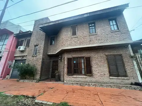Casa Tipo PH con 5 Ambientes, 4 Dorm., Fondo y Cochera Caste